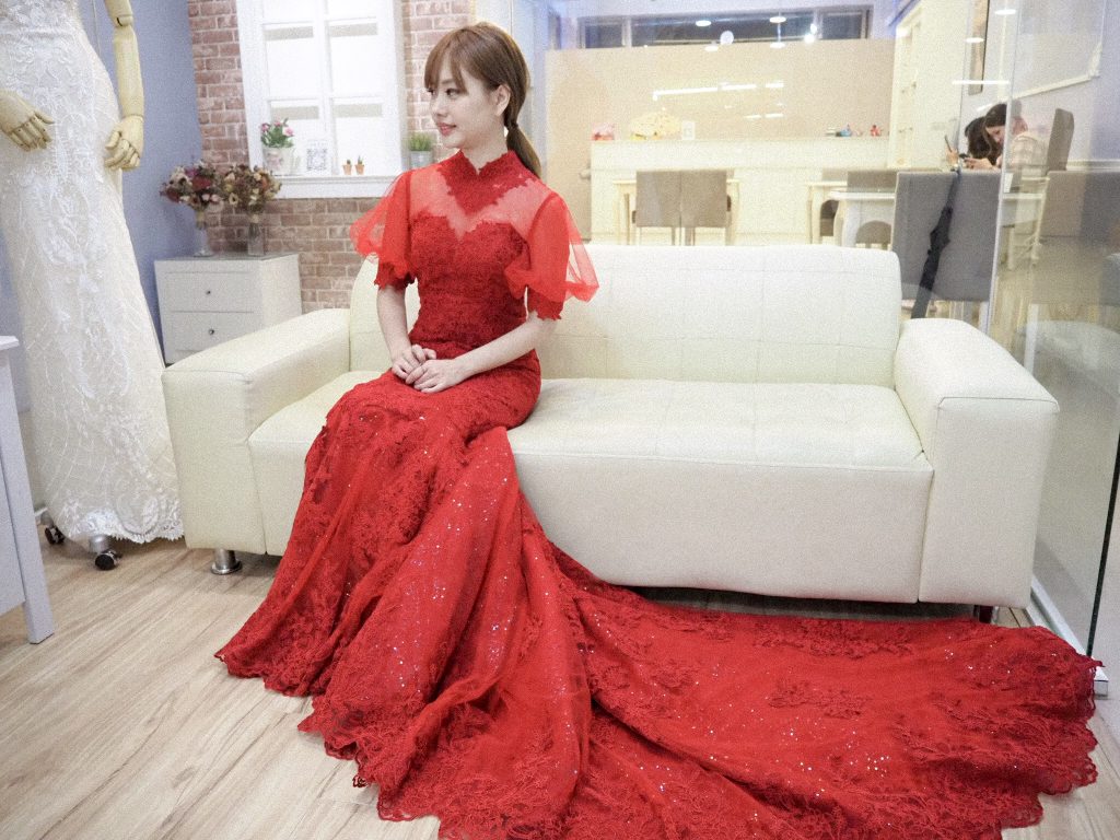 育聖攝影藝廊 大膽嘗試特殊款 走進婚紗夢幻的玻璃櫥窗試衣間 300件禮服包套方案