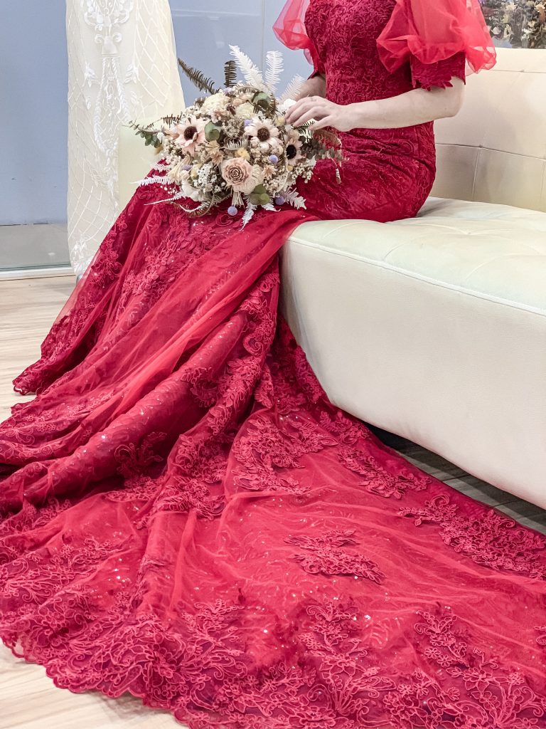 育聖攝影藝廊 大膽嘗試特殊款 走進婚紗夢幻的玻璃櫥窗試衣間 300件禮服包套方案
