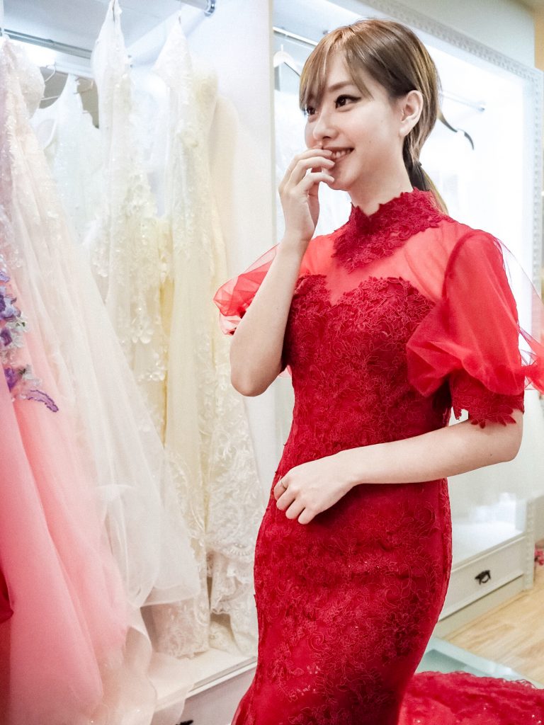 育聖攝影藝廊 大膽嘗試特殊款 走進婚紗夢幻的玻璃櫥窗試衣間 300件禮服包套方案