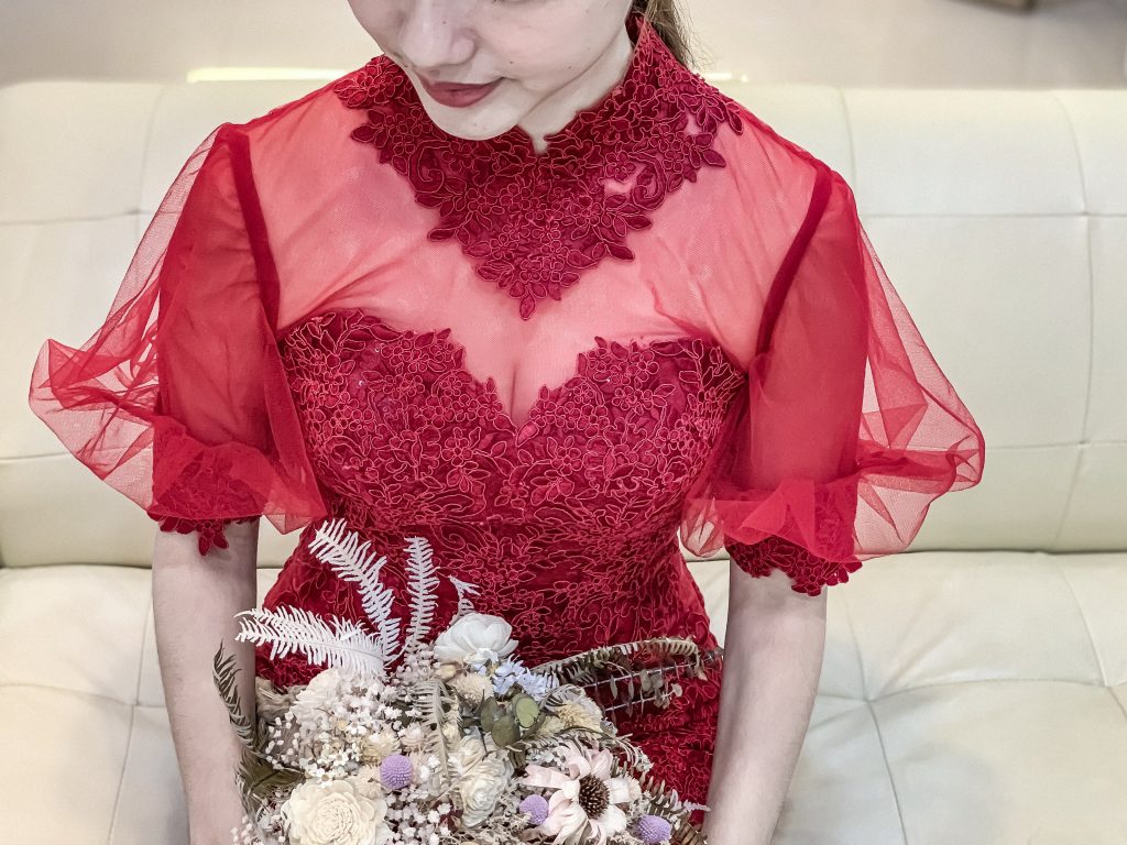 育聖攝影藝廊 大膽嘗試特殊款 走進婚紗夢幻的玻璃櫥窗試衣間 300件禮服包套方案