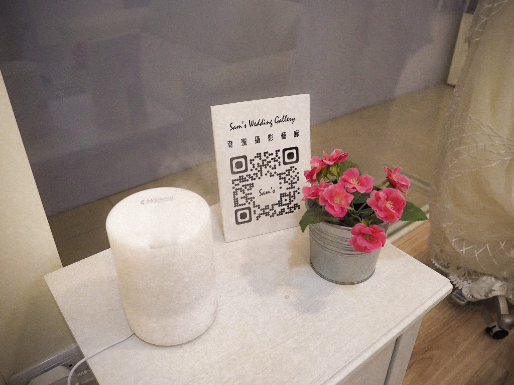 育聖攝影藝廊 大膽嘗試特殊款 走進婚紗夢幻的玻璃櫥窗試衣間 300件禮服包套方案