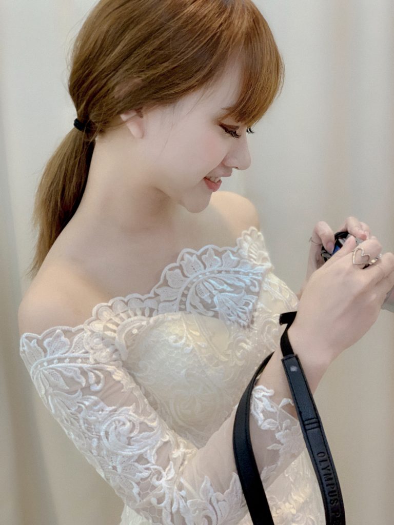 育聖攝影藝廊 大膽嘗試特殊款 走進婚紗夢幻的玻璃櫥窗試衣間 300件禮服包套方案
