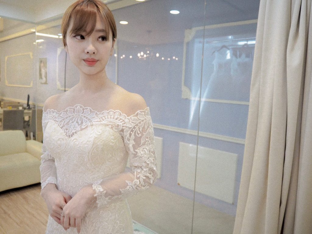 育聖攝影藝廊 大膽嘗試特殊款 走進婚紗夢幻的玻璃櫥窗試衣間 300件禮服包套方案