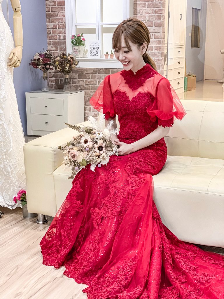 育聖攝影藝廊 大膽嘗試特殊款 走進婚紗夢幻的玻璃櫥窗試衣間 300件禮服包套方案