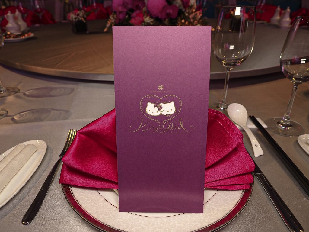 高雄漢來巨蛋五星級飯店婚宴菜色,Hello Kitty主題式婚禮,最夢幻的主題婚禮場地!贈送專屬鮮花佈置、華麗背板