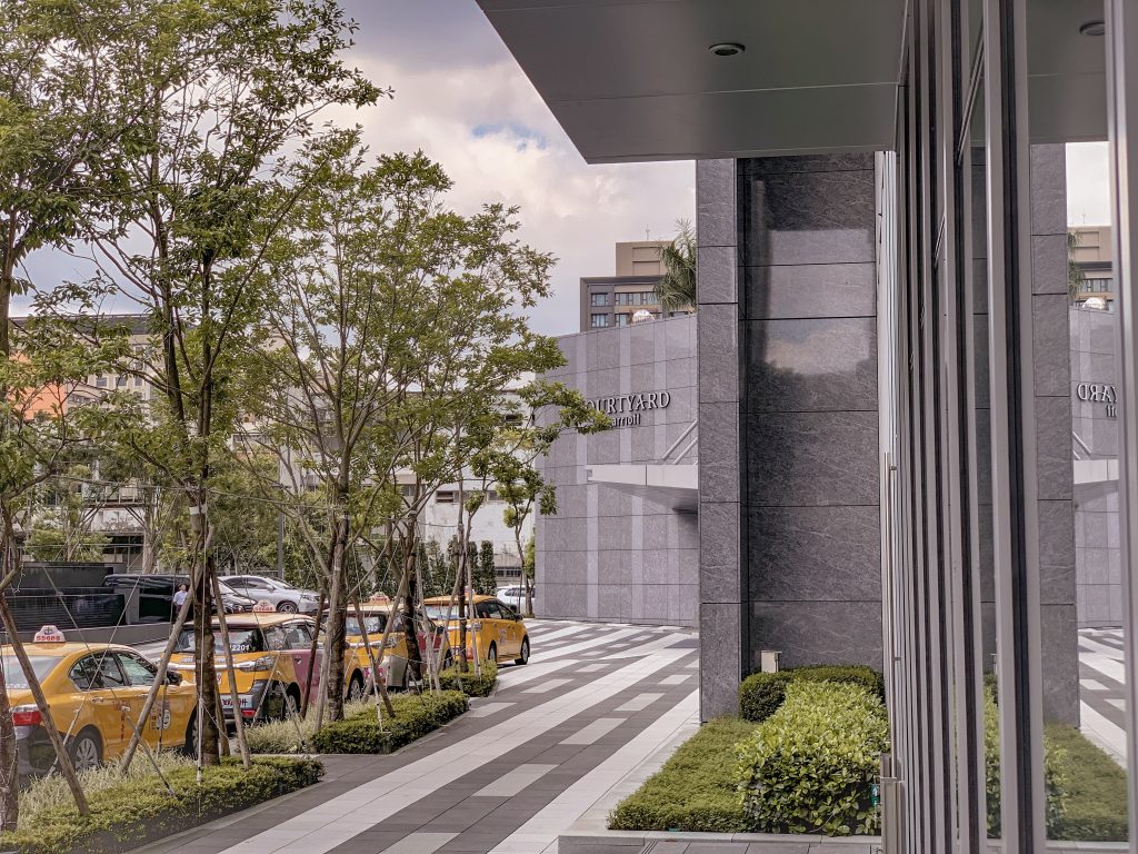 國泰萬怡酒店台北高空戶外證婚場地,結合萬豪集團行政酒廊!中式佳餚妝點成西式美饌
