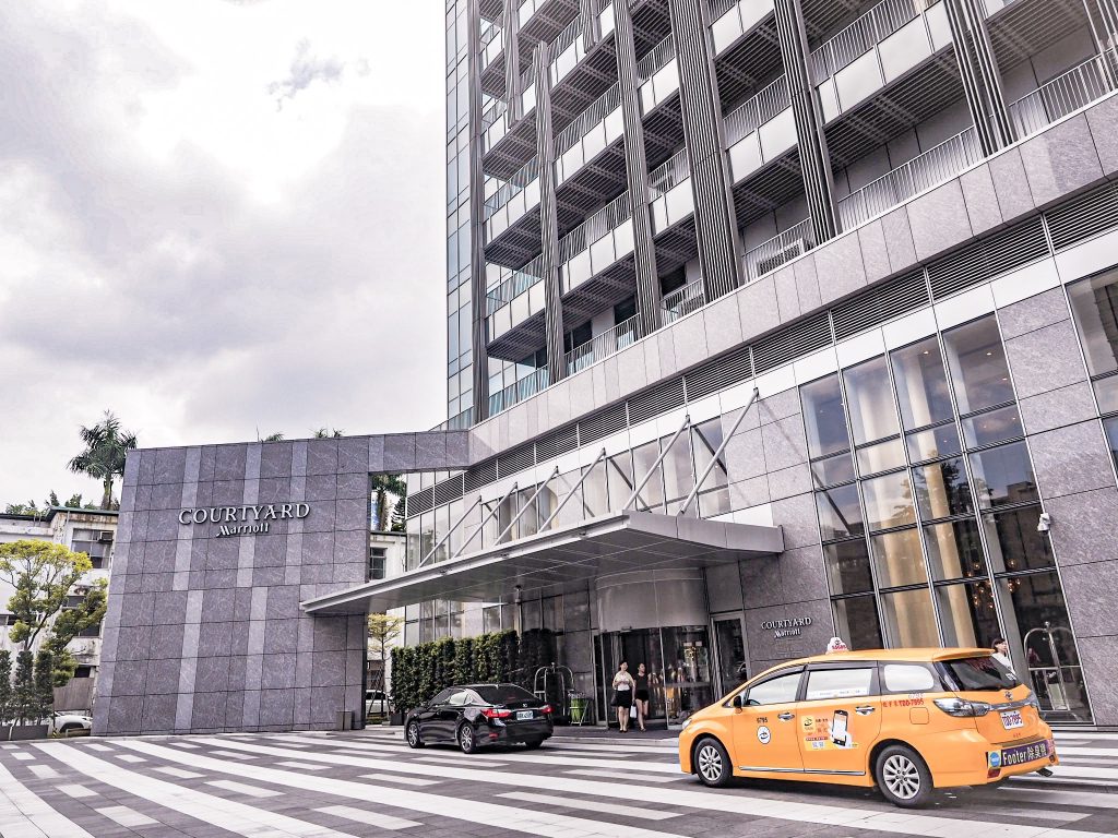 國泰萬怡酒店台北高空戶外證婚場地,結合萬豪集團行政酒廊!中式佳餚妝點成西式美饌