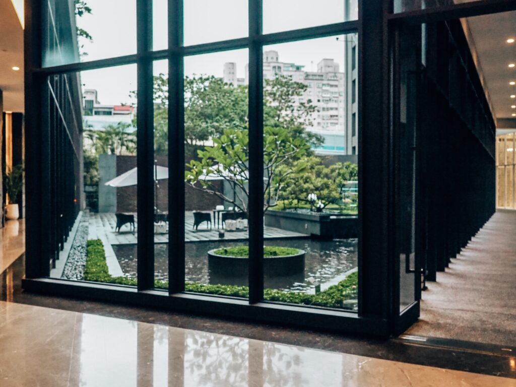 白金花園酒店遺世獨立的超美挑高大廳,陽光灑落的戶外中庭證婚,溫馨宛如藝術殿堂的廊道