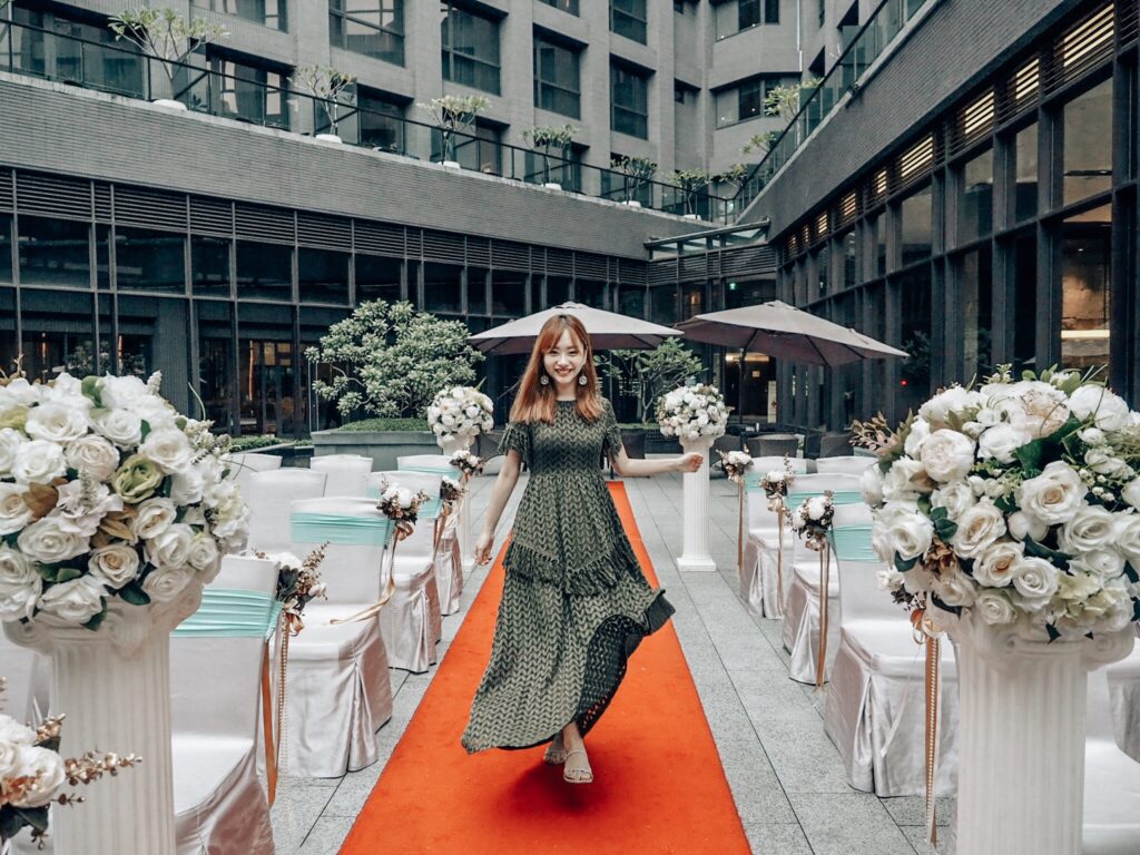 白金花園酒店遺世獨立的超美挑高大廳,陽光灑落的戶外中庭證婚,溫馨宛如藝術殿堂的廊道