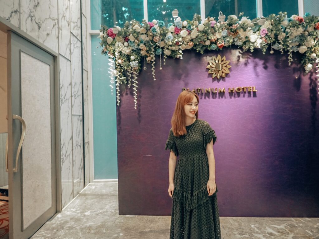 白金花園酒店遺世獨立的超美挑高大廳,陽光灑落的戶外中庭證婚,溫馨宛如藝術殿堂的廊道