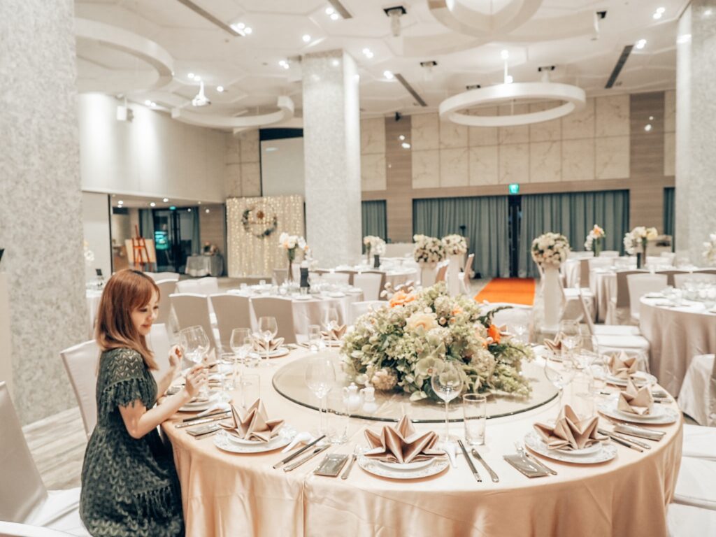 白金花園酒店遺世獨立的超美挑高大廳,陽光灑落的戶外中庭證婚,溫馨宛如藝術殿堂的廊道