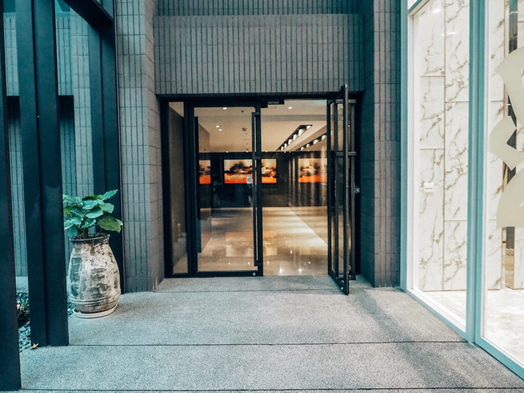 白金花園酒店遺世獨立的超美挑高大廳,陽光灑落的戶外中庭證婚,溫馨宛如藝術殿堂的廊道