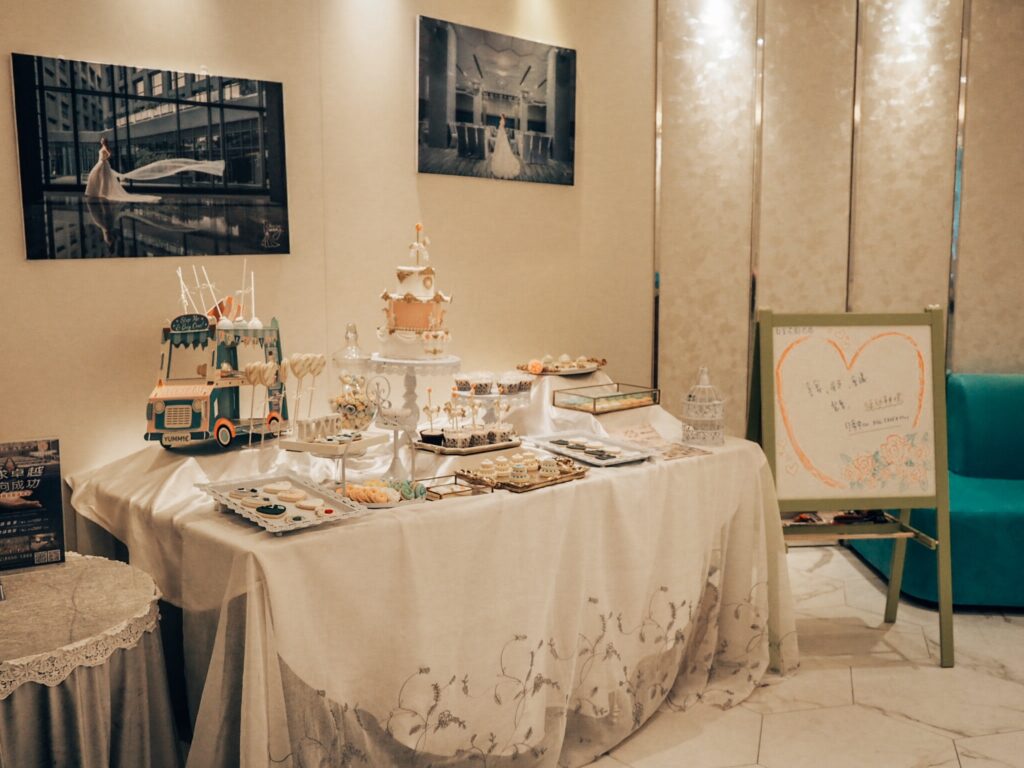 白金花園酒店遺世獨立的超美挑高大廳,陽光灑落的戶外中庭證婚,溫馨宛如藝術殿堂的廊道