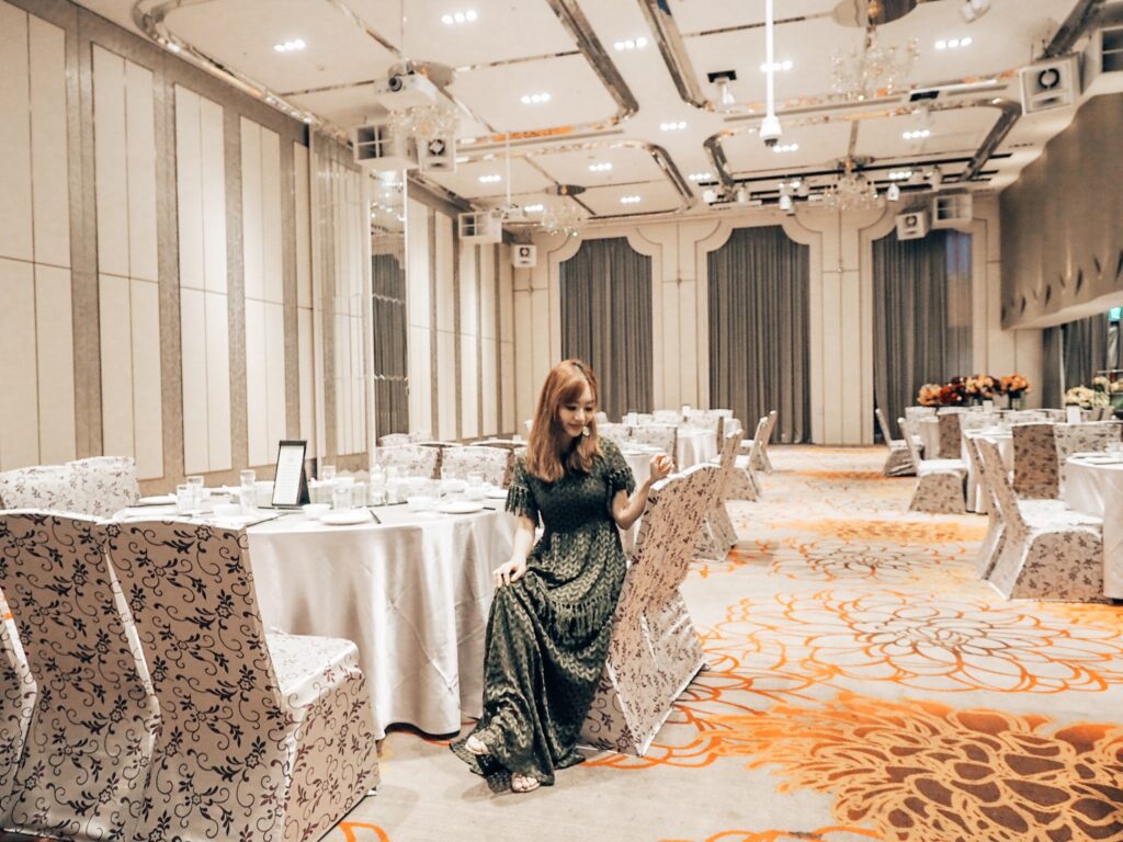 白金花園酒店遺世獨立的超美挑高大廳,陽光灑落的戶外中庭證婚,溫馨宛如藝術殿堂的廊道