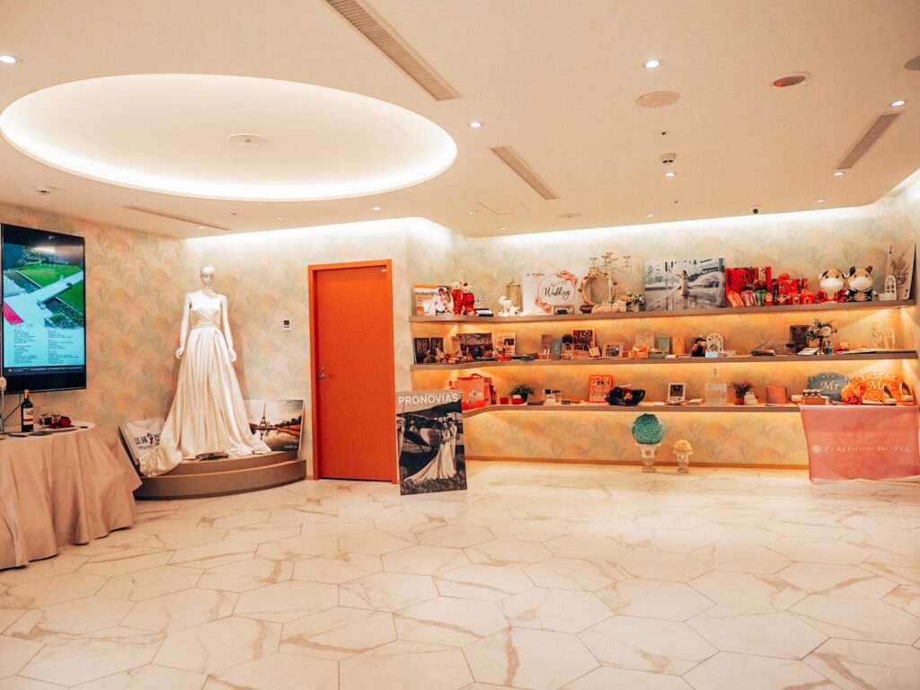 白金花園酒店遺世獨立的超美挑高大廳,陽光灑落的戶外中庭證婚,溫馨宛如藝術殿堂的廊道