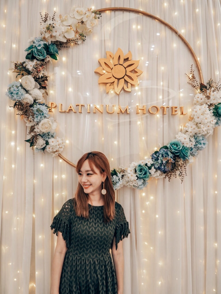 白金花園酒店遺世獨立的超美挑高大廳,陽光灑落的戶外中庭證婚,溫馨宛如藝術殿堂的廊道