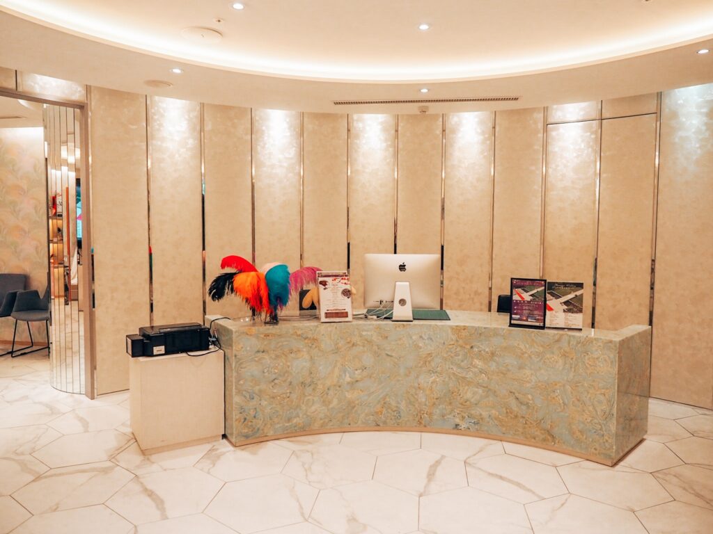 白金花園酒店遺世獨立的超美挑高大廳,陽光灑落的戶外中庭證婚,溫馨宛如藝術殿堂的廊道