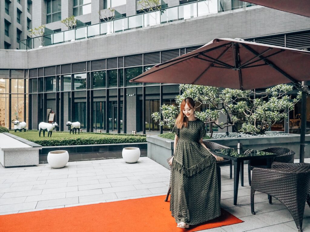 白金花園酒店遺世獨立的超美挑高大廳,陽光灑落的戶外中庭證婚,溫馨宛如藝術殿堂的廊道