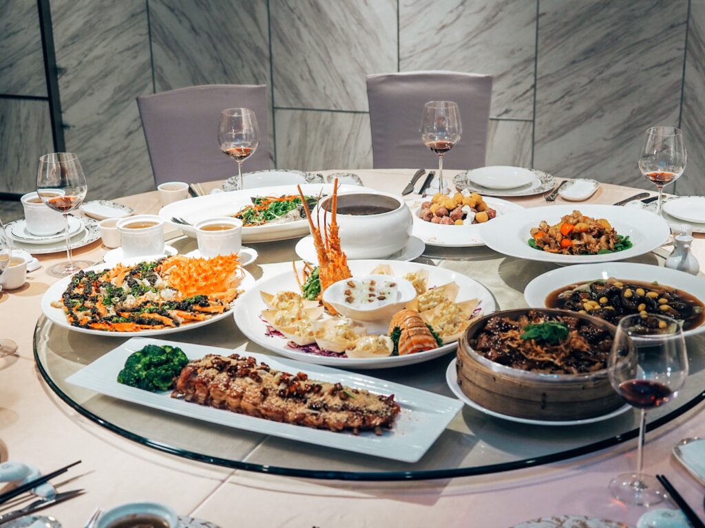 白金花園酒店遺世獨立的超美挑高大廳,陽光灑落的戶外中庭證婚,溫馨宛如藝術殿堂的廊道