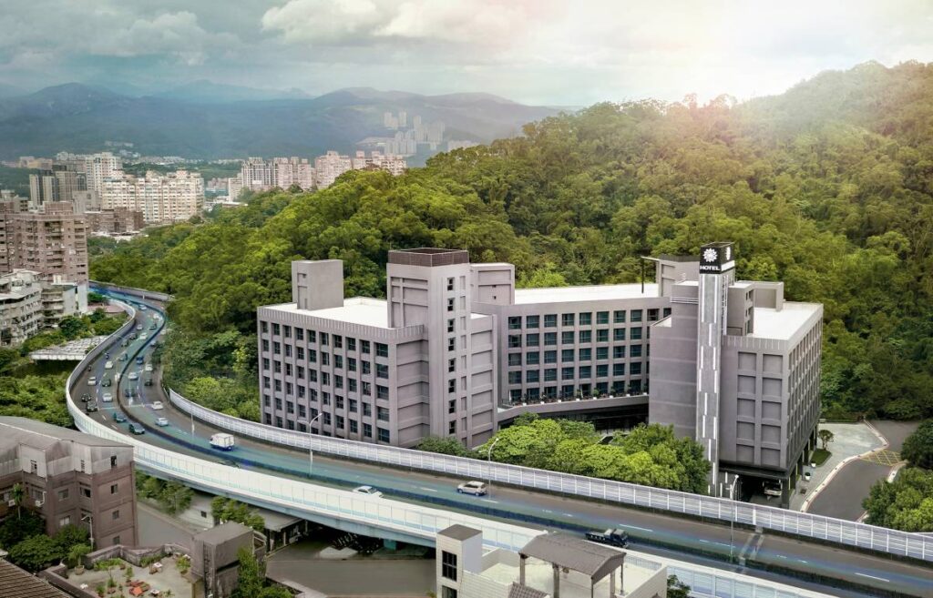 白金花園酒店遺世獨立的超美挑高大廳,陽光灑落的戶外中庭證婚,溫馨宛如藝術殿堂的廊道