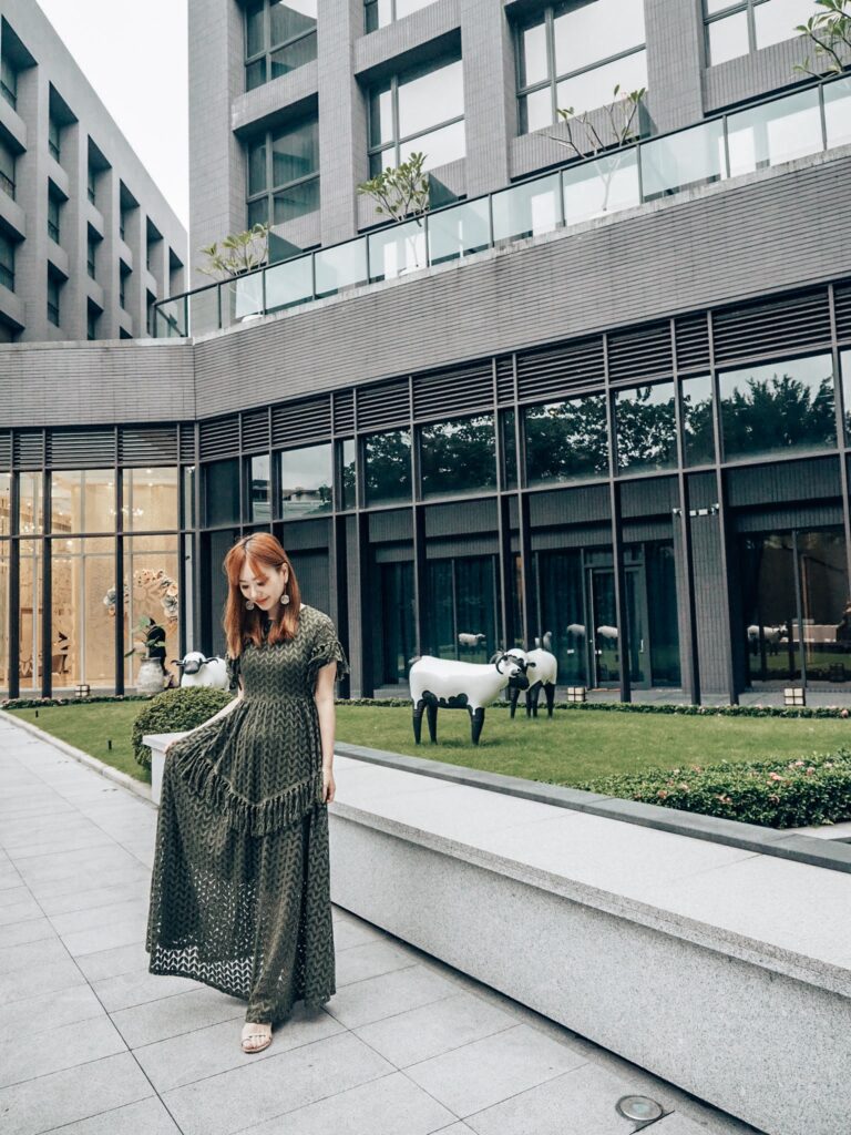 白金花園酒店遺世獨立的超美挑高大廳,陽光灑落的戶外中庭證婚,溫馨宛如藝術殿堂的廊道