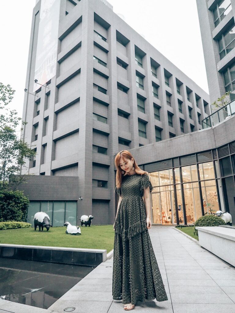 白金花園酒店遺世獨立的超美挑高大廳,陽光灑落的戶外中庭證婚,溫馨宛如藝術殿堂的廊道