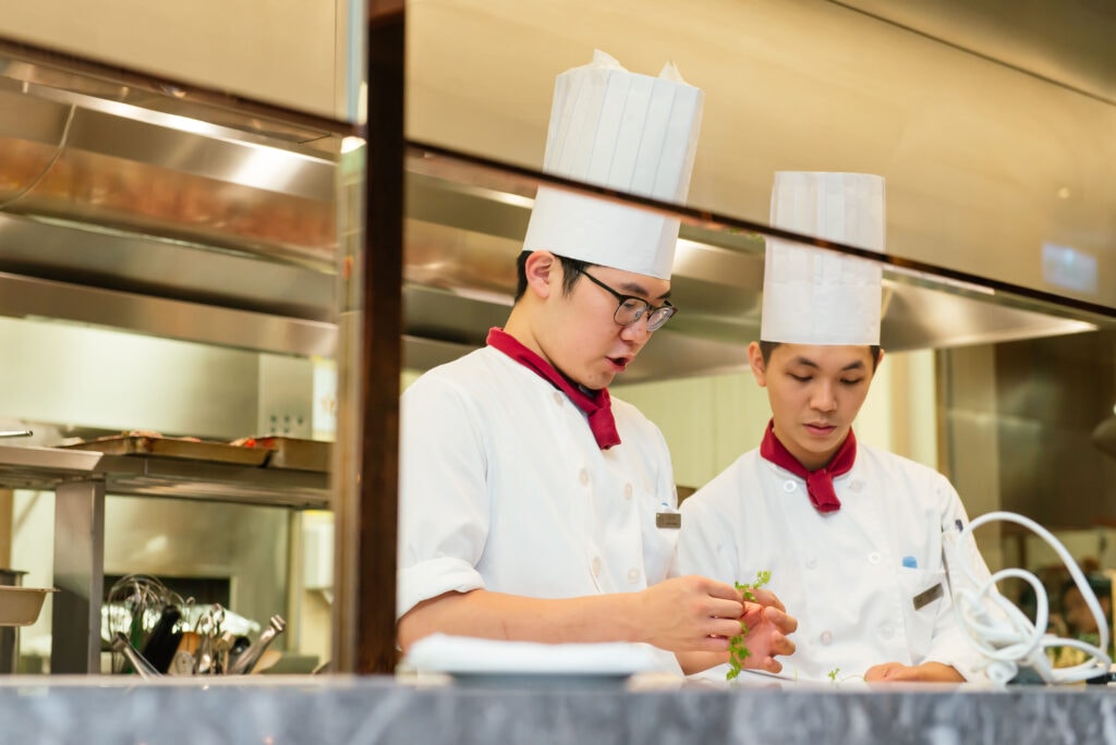 台北美福大飯店.GMT義大利餐廳西式長桌的優雅婚禮,可在同層樓Cocoon池畔酒吧,舉行一場賓主盡歡的After Party!