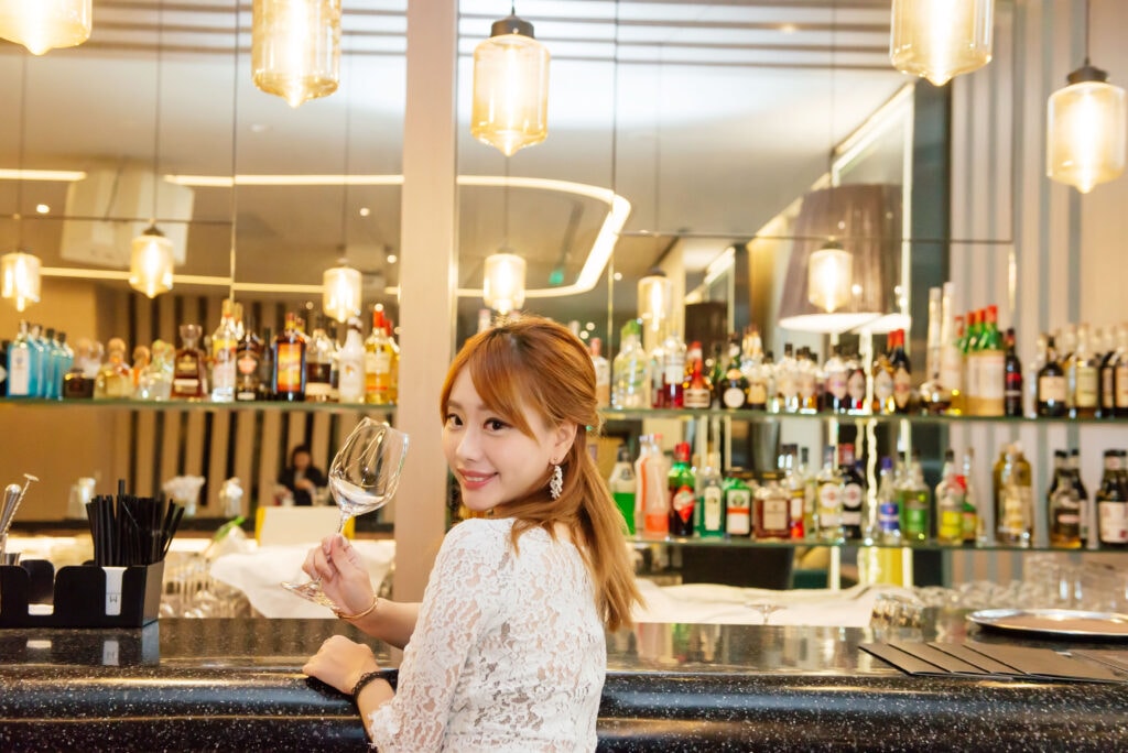 台北美福大飯店.GMT義大利餐廳西式長桌的優雅婚禮,可在同層樓Cocoon池畔酒吧,舉行一場賓主盡歡的After Party!