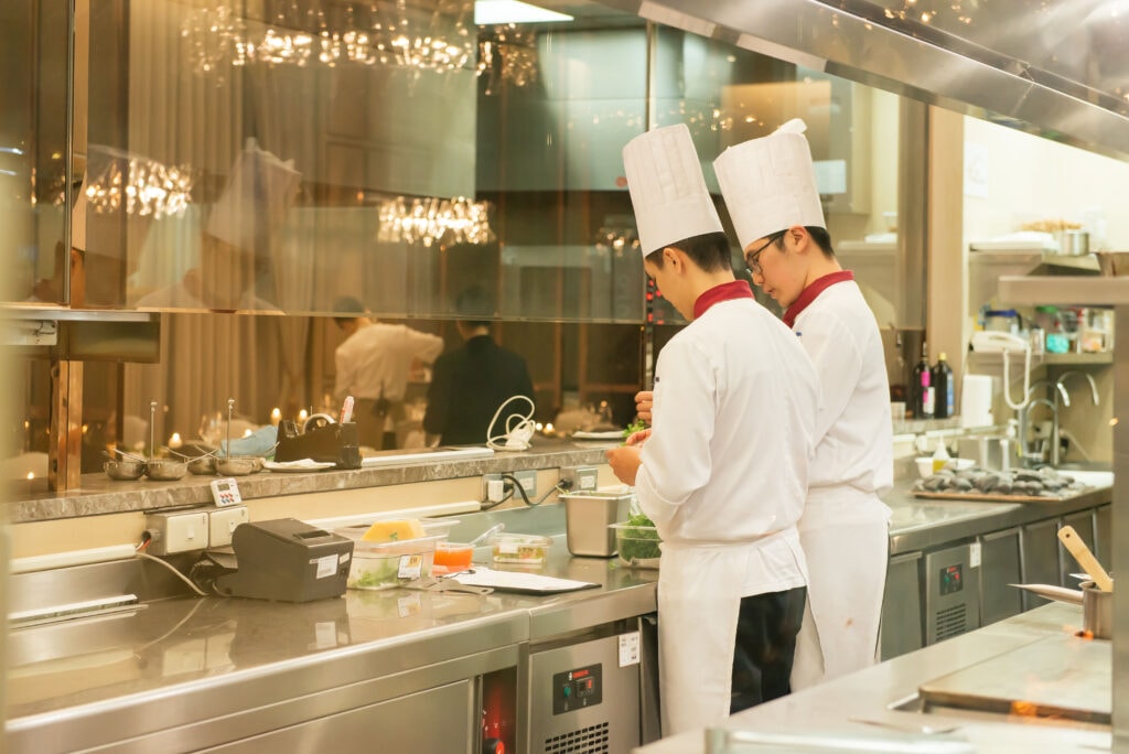台北美福大飯店.GMT義大利餐廳西式長桌的優雅婚禮,可在同層樓Cocoon池畔酒吧,舉行一場賓主盡歡的After Party!