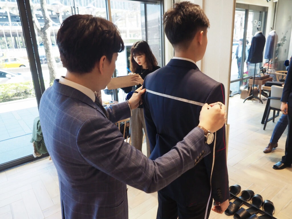 EZ 西服打造帥老公的西裝全訂製挑選守則!ElegaZzle 價格公開透明、3D人體掃描APP、紅外線雷射精準測量