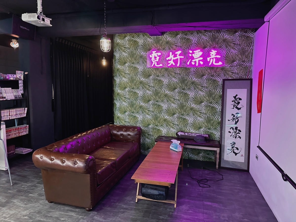 基隆沙龍推薦《霓肆髮廊》日間氛圍感沙龍,晚上搖身為超CHIL