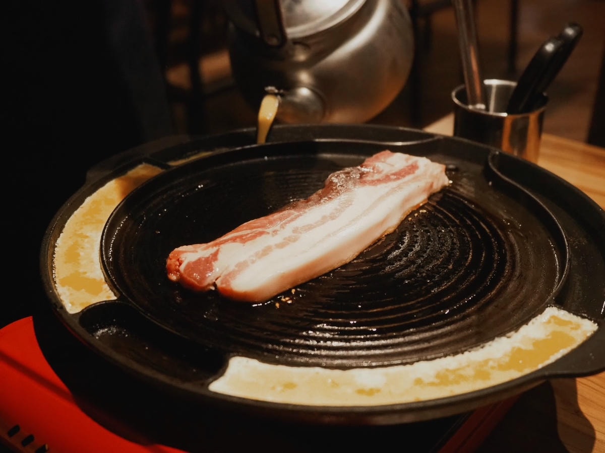 台北大安《韓老二烤肉餐廳》韓國烤肉必吃豬五花,加上烤邊蛋絕對 台北大安《韓老二烤肉餐廳》韓國烤肉必吃豬五花,加上烤邊蛋絕對