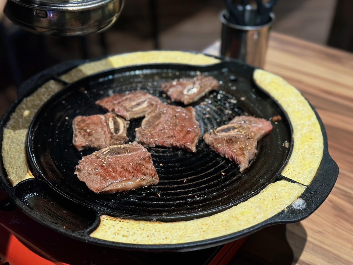 台北大安《韓老二烤肉餐廳》韓國烤肉必吃豬五花,加上烤邊蛋絕對 台北大安《韓老二烤肉餐廳》韓國烤肉必吃豬五花,加上烤邊蛋絕對