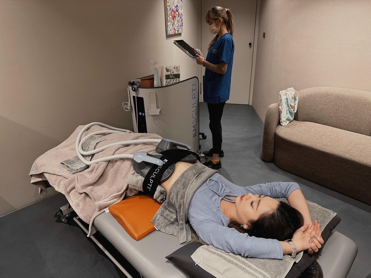 科技健身推薦《霍普金斯診所》信義店躺著局部增肌減脂不是夢?