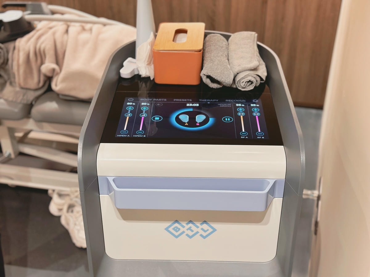 科技健身推薦《霍普金斯診所》信義店躺著局部增肌減脂不是夢?