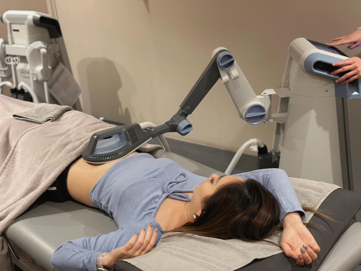 科技健身推薦《霍普金斯診所》信義店躺著局部增肌減脂不是夢?