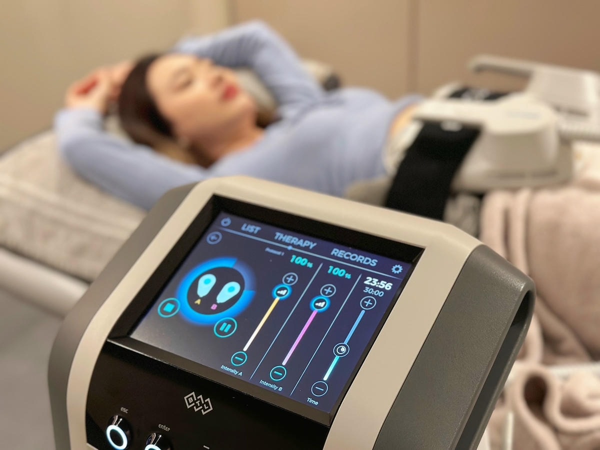 科技健身推薦《霍普金斯診所》信義店躺著局部增肌減脂不是夢?