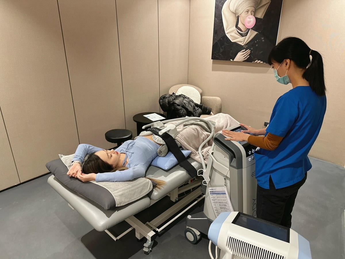 科技健身推薦《霍普金斯診所》信義店躺著局部增肌減脂不是夢?