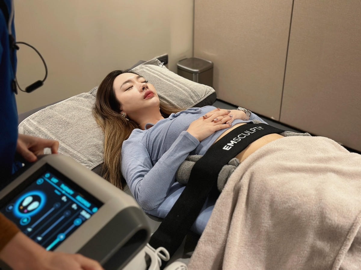 科技健身推薦《霍普金斯診所》信義店躺著局部增肌減脂不是夢?