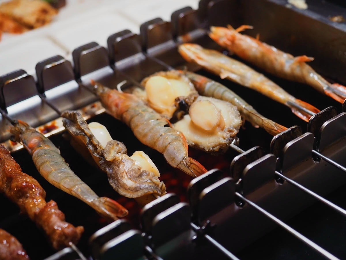 台北西門町《羊騷殿》台灣唯一自動旋轉燒烤羊肉串!羊肉爐也吃得