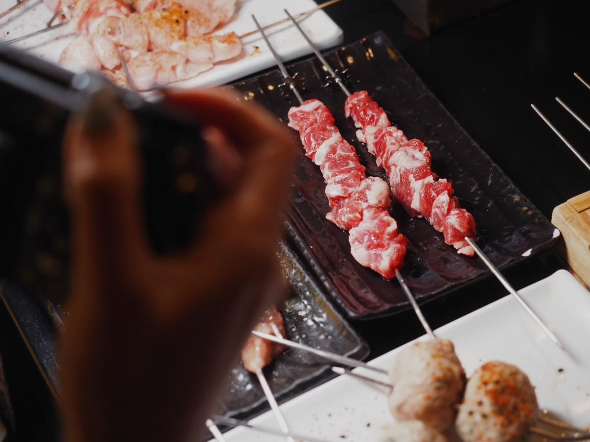 台北西門町《羊騷殿》台灣唯一自動旋轉燒烤羊肉串!羊肉爐也吃得