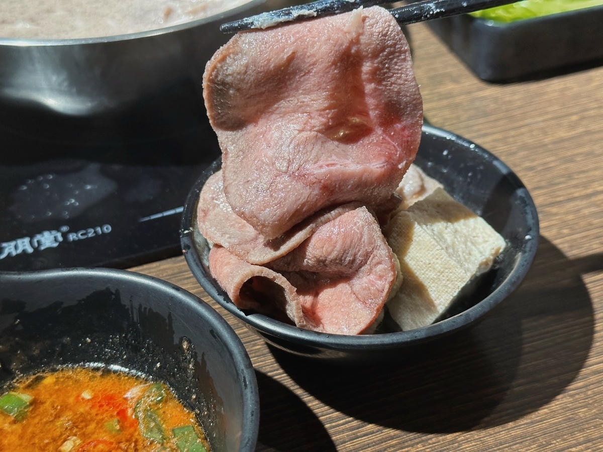 板橋吃到飽推薦《心心石頭火鍋》平日用餐只要369起,居然不收 板橋吃到飽推薦《心心石頭火鍋》平日用餐只要369起,居然不收