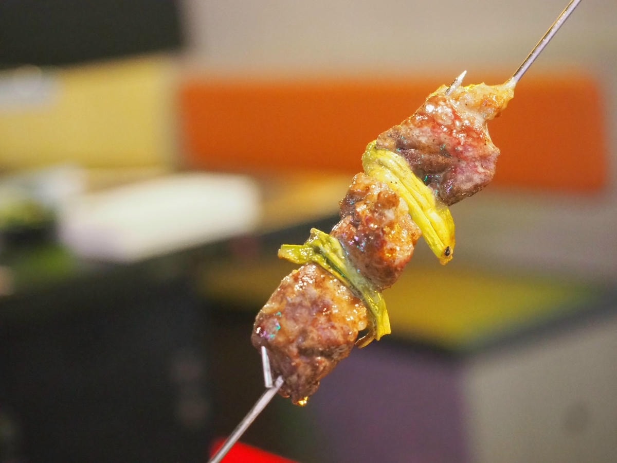 台北西門町《羊騷殿》台灣唯一自動旋轉燒烤羊肉串!羊肉爐也吃得