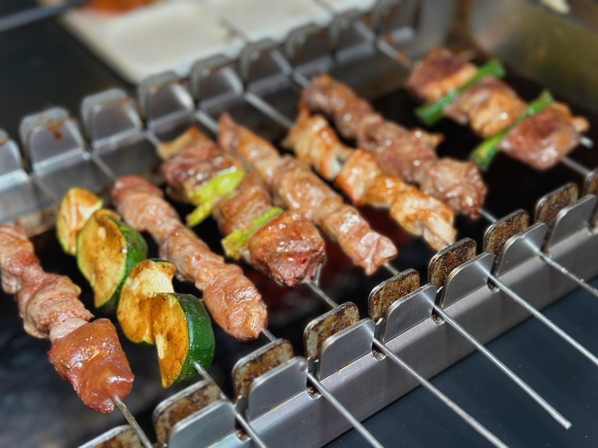 台北西門町《羊騷殿》台灣唯一自動旋轉燒烤羊肉串!羊肉爐也吃得