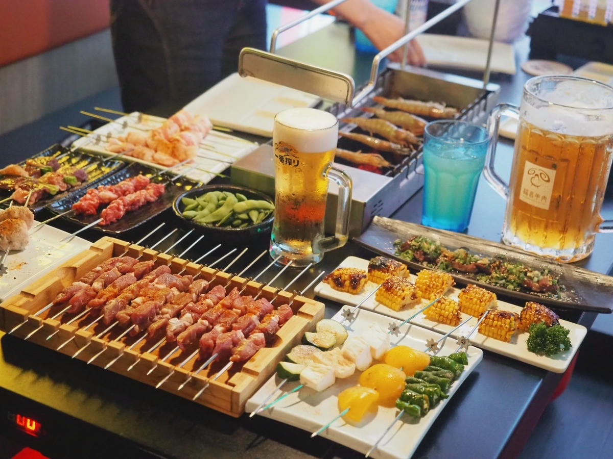 台北西門町《羊騷殿》台灣唯一自動旋轉燒烤羊肉串!羊肉爐也吃得