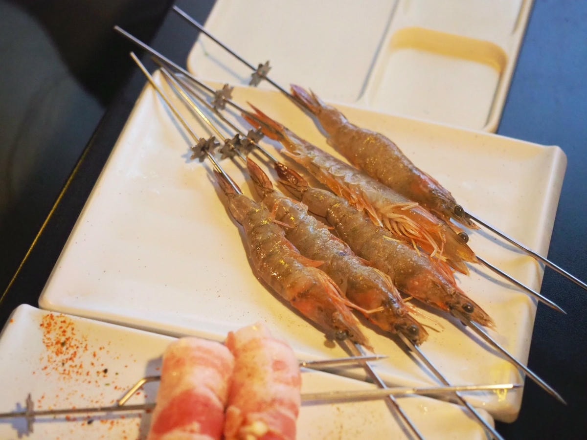 台北西門町《羊騷殿》台灣唯一自動旋轉燒烤羊肉串!羊肉爐也吃得
