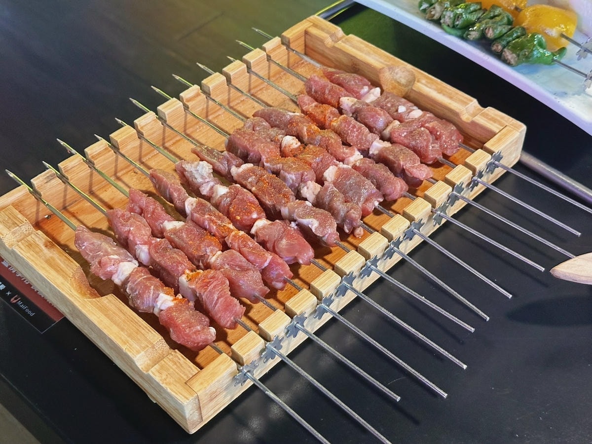 台北西門町《羊騷殿》台灣唯一自動旋轉燒烤羊肉串!羊肉爐也吃得