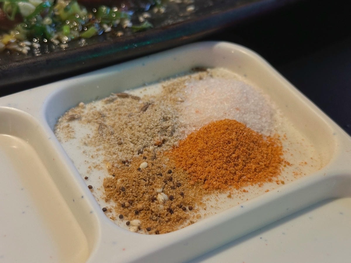 台北西門町《羊騷殿》台灣唯一自動旋轉燒烤羊肉串!羊肉爐也吃得