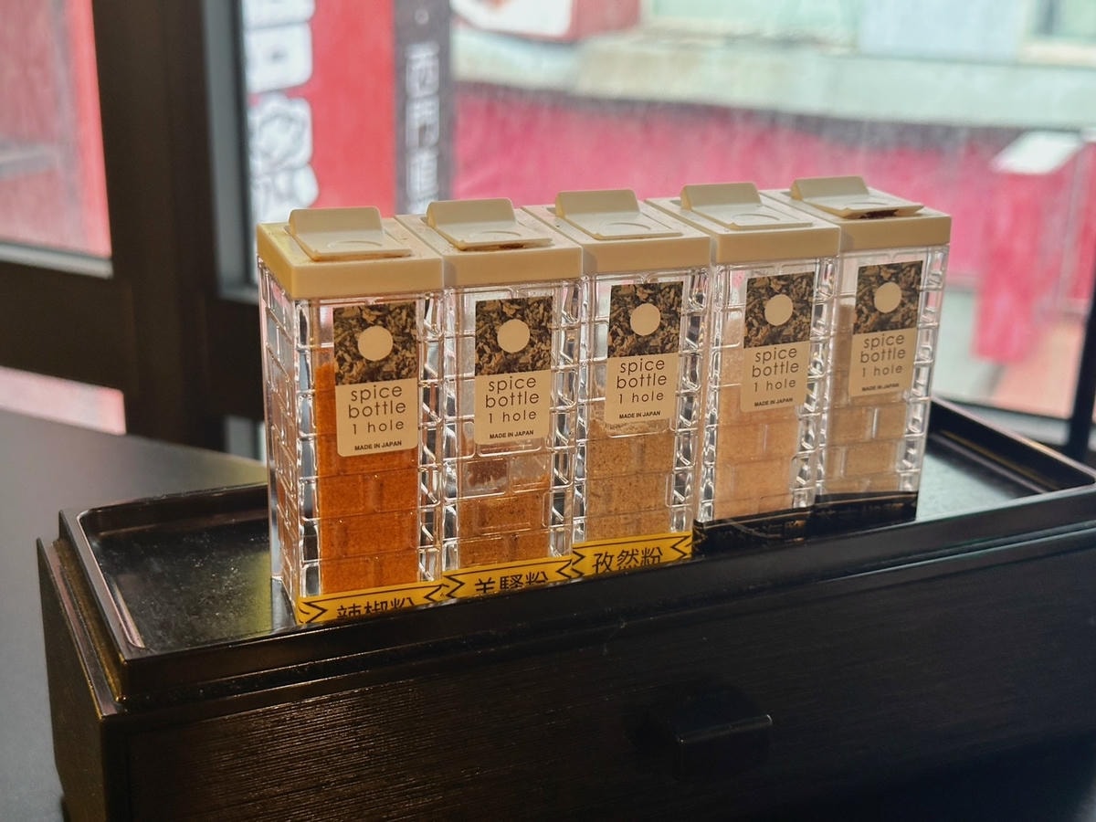 台北西門町《羊騷殿》台灣唯一自動旋轉燒烤羊肉串!羊肉爐也吃得