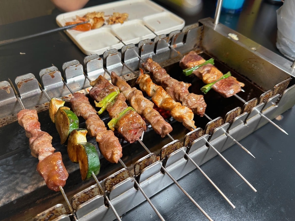 台北西門町《羊騷殿》台灣唯一自動旋轉燒烤羊肉串!羊肉爐也吃得
